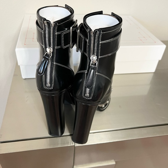 Authentic Alexander McQueen Lace-up studded glossed-leather ankle boots - Picture 3 of 6